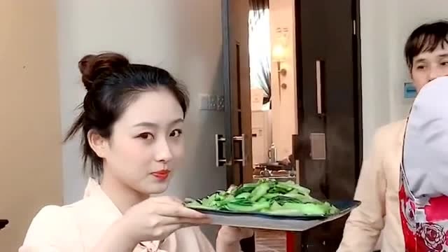 上菜了,女友斜了我一眼,这是什么意思?