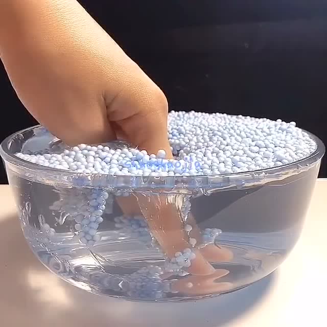 解压水晶泥,用手指插进去,玩的很有快感!