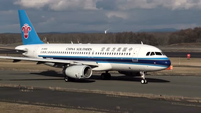 东航的a330-200起飞后,南航的a320紧跟着起飞