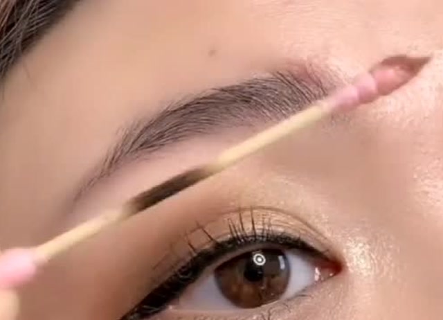 闺蜜卷翘的睫毛竟然是用一根牙签烫出来的,真是让我大开眼界!