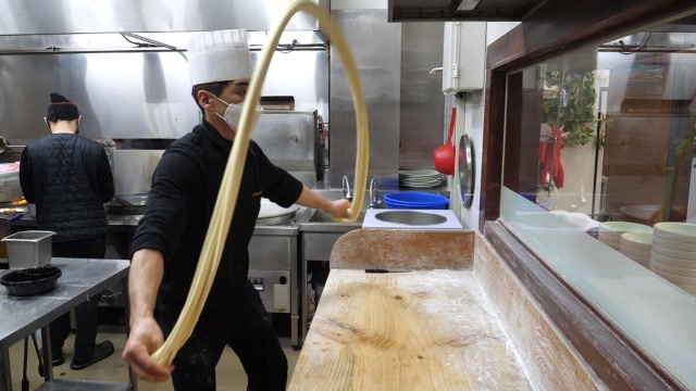 小伙学厨三年专职甩面条,2斤面甩足50次才能下锅,一碗80元