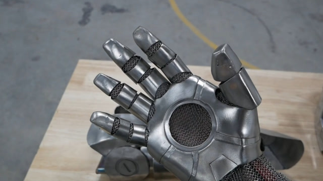 老外还原钢铁侠手套,全金属制作,穿在手上分量十足