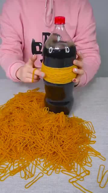 1000根皮筋勒可乐,会发生什么