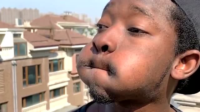 印度小哥的嘴唇好性感展示一下秃噜嘴太奇葩这大厚嘴唇子