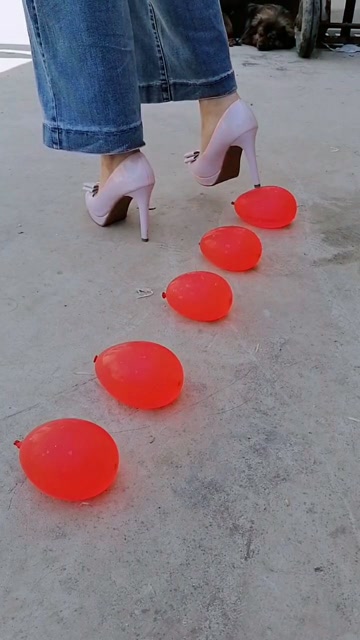 穿着高跟鞋踩气球真是太爽了好霸气哦