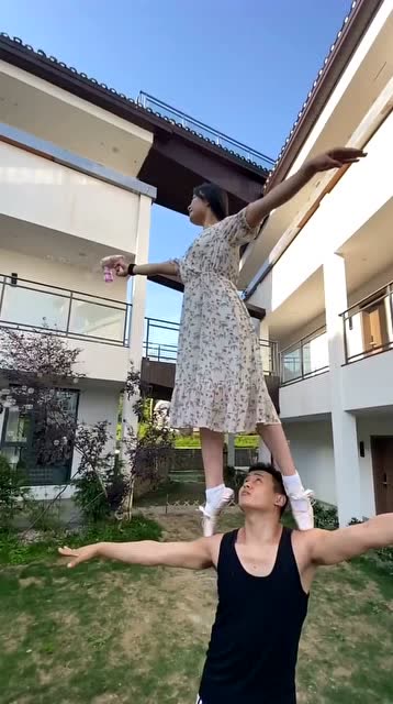 女子踩男子肩上玩泡泡,画面虽美,但我想说那男的往哪看呢