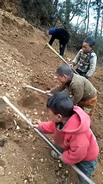 大山里的孩子,这一幕让人心疼,穷人家的孩子早当家