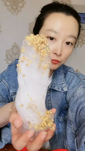 今天吃白色的海绵冰,放上我的最爱,酥脆的苦荞粒