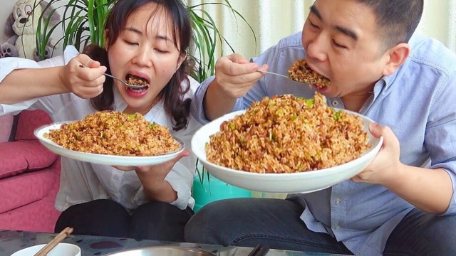 超小厨做羊肉炒饭,1块羊肉一锅米饭,夫妻俩一人一盘,吃过瘾