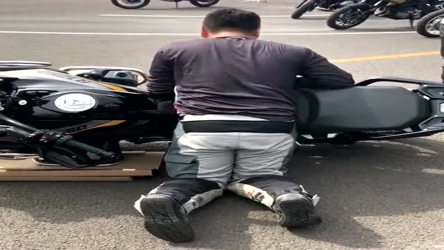 第一次知道重机车倒在地上,这样扶起来更省力,涨知识了