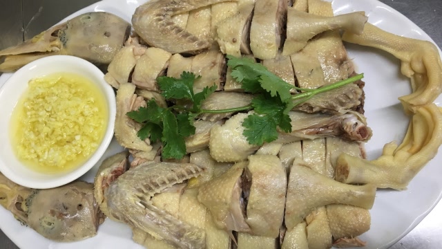 做好广东白切鸭,蘸料和做法有技巧,鸭肉嫩滑不柴太好吃了