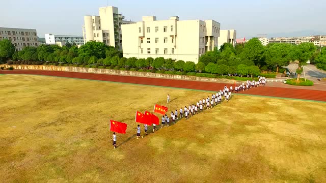 溪岸初中喜迎祖国70华诞 正步跑旗