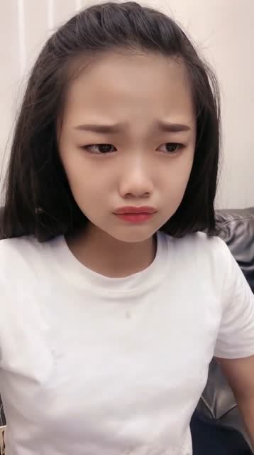 童模董艺把腿摔伤了,看到她一脸委屈的样子,好心疼她