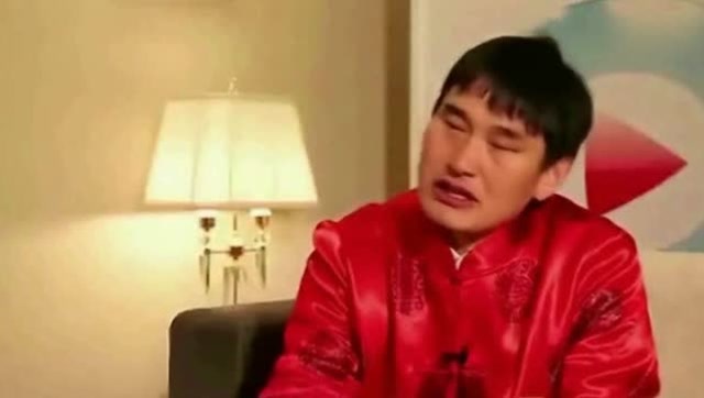 美女找大衣哥攀亲了,还要亲密合影,大衣哥表情好无奈