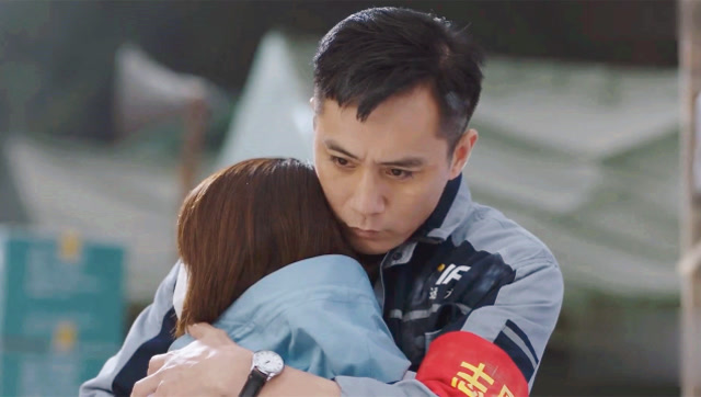 在远方:姚远和路晓鸥久别重逢,两人拥抱在一起,路晓鸥激动落泪