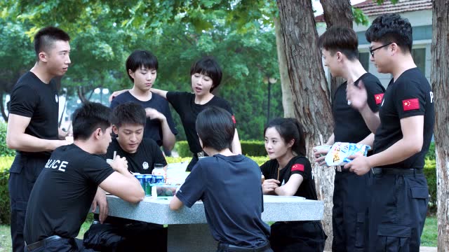 《学警旋风》几人围坐自我介绍,讨论案情,实在高兴!