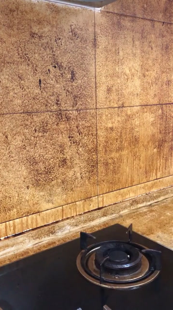 厨房灶台背后的墙壁满是油污该怎么清洁?