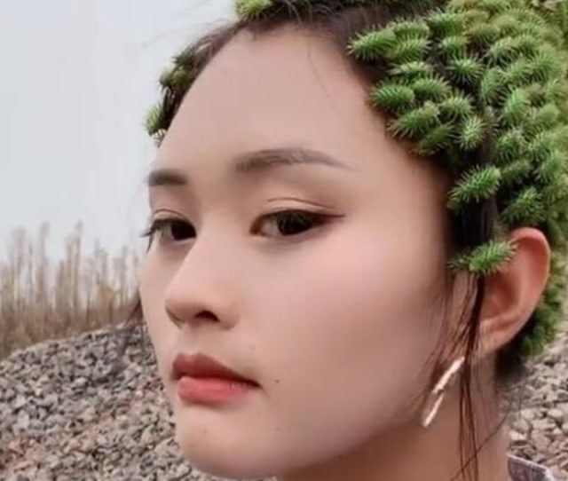 村里的姑娘就是实在,连苍耳都不放过,这发型做的没毛病!