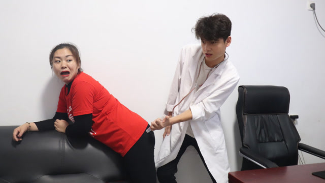 美女打针遇上男医生,医生的打针方式真奇葩,太搞笑了
