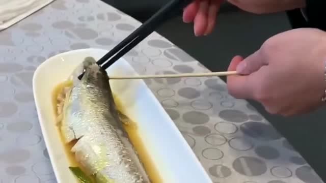 服务员要给我"挑鱼刺",接下来这一幕把我看愣了,真是民间高手!