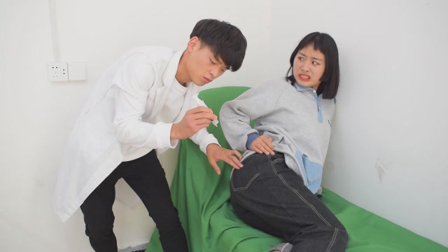 新手医生头次打针太紧张,不脱裤子就扎了下去,真是太好笑了