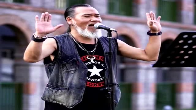 台湾老杨翻唱《把孤独当作晚餐》沙哑的嗓音,真的一听就是有故事的人