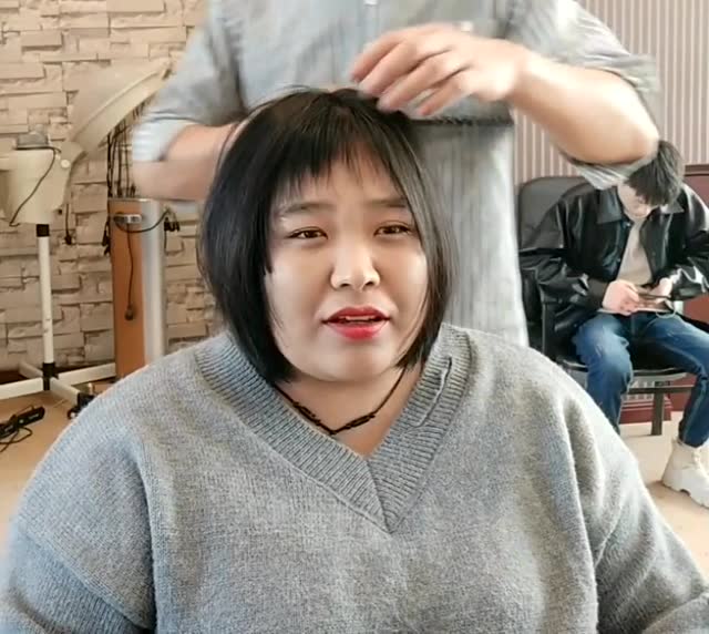 50岁的阿姨长了一张大脸盘,这样剪个短发,立马看起来脸蛋小一圈