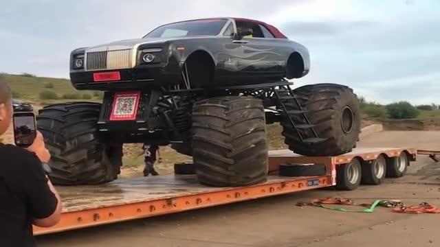 土豪花巨资改装的豪车!下板车简直太方便了!直接踩油门