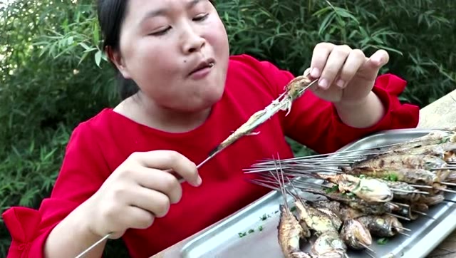 胖妹嘴馋吃烤鱼,一口一条太过瘾了,就是刺有点多