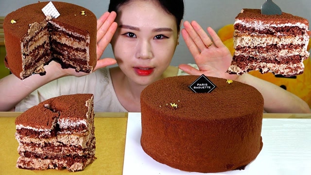 美食路边吃:妹子爱吃巧克力蛋糕