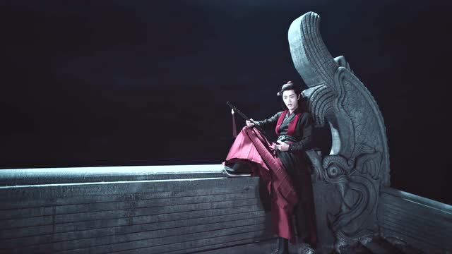 肖战王一博:魏无羡坐在屋顶上冷笑,讽刺他们名门正派双标