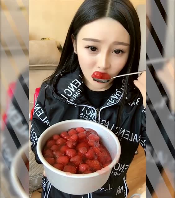 美女直播:自制草莓果冻,听声音就好馋,小姐姐吃太有食欲了
