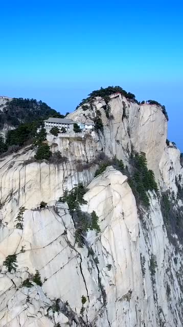 带你看风景:带你鸟瞰华山东峰悬崖峭壁犹如刀劈