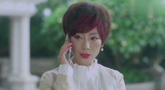 御姐归来:青青听到不该听的,打电话向一坤汇报,却被何母警告!