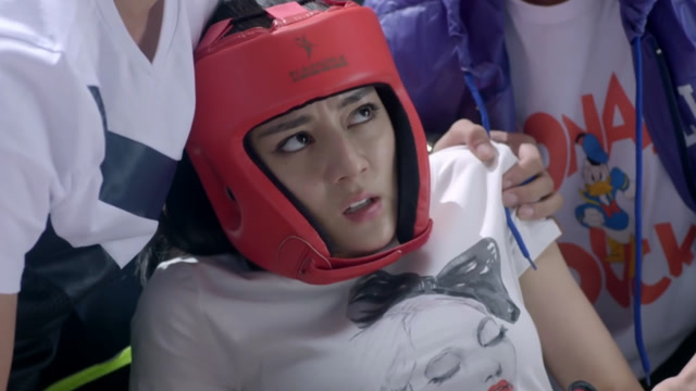 麻辣变形计:美女教官专打肚子和头部,把关小迪打得遍体鳞伤