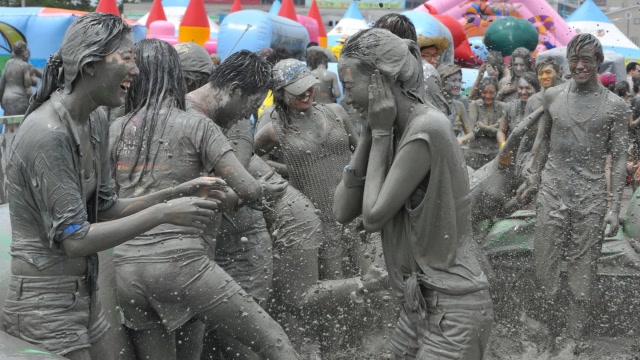 让男人疯狂的以色列泥浆节男女互涂泥巴场面一度失控