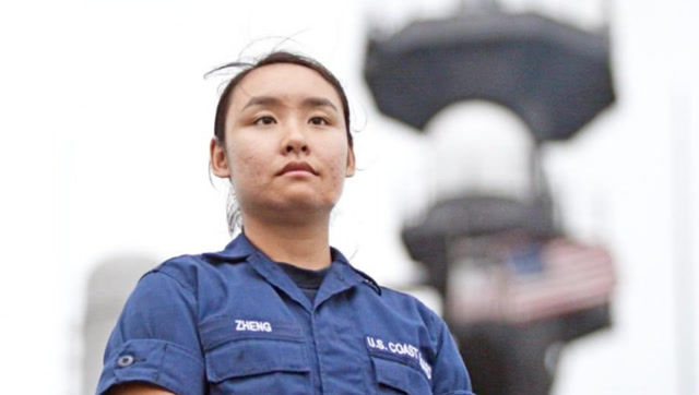 美国军舰上的华裔女兵火了!用中文向中国海警喊话,真相让人寒心