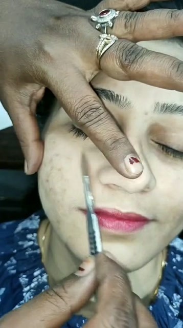 女人刮脸图片