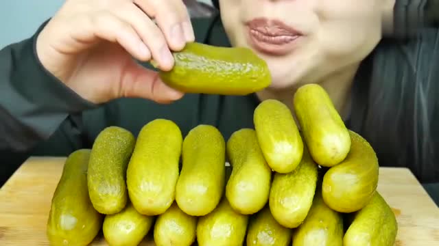 美女学习"华妃娘娘"吃酸黄瓜,咀嚼声音和娘娘一样清脆爽口