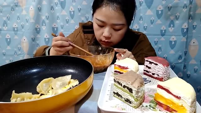 馋嘴吃货小姐姐吃色味俱全的美食大口吃起来好香啊