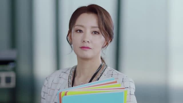 得知小奶狗背叛了自己,霸道女总裁开会时的一个眼神,小奶狗吓懵了