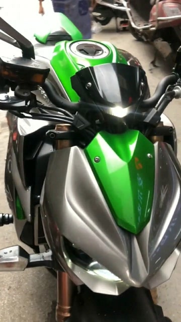 川崎z1000这款荧光绿摩托车造型非常酷