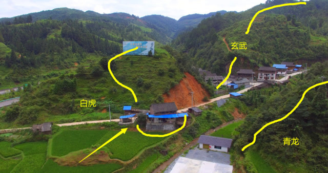 青龙白虎在左右,藏风纳气,农村这户人家才是少见的风水宝地