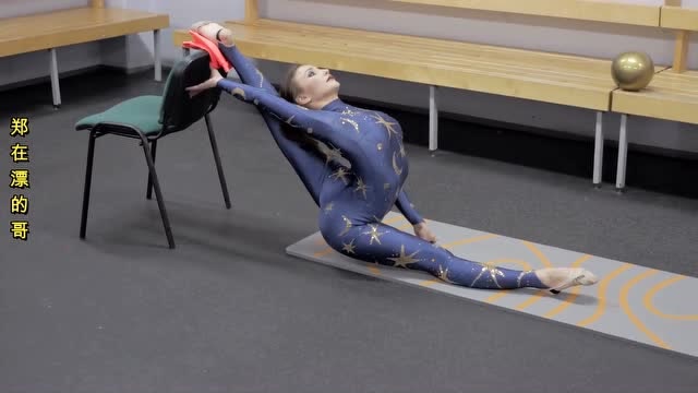 天使容颜的俄罗斯芭蕾舞演员柔韧性练习堪比专业柔术演员