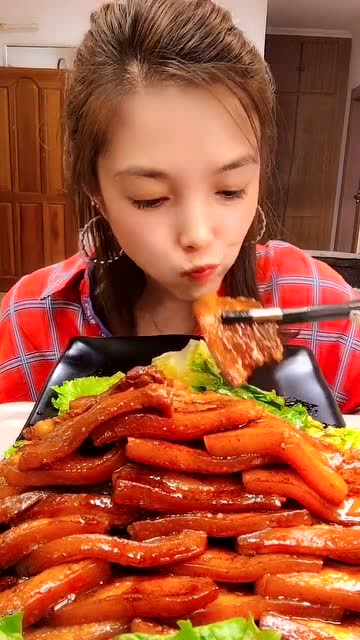 吃货小姐姐今天吃把子肉一口一块吃的太过瘾了
