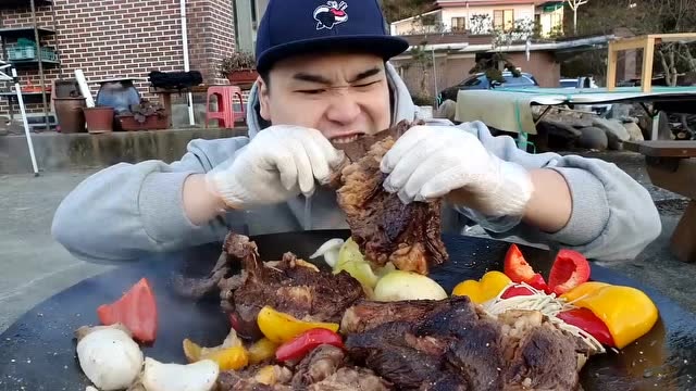 韩国大胃王兄弟,吃大块烤肉,看看这吃法,吃得太香了