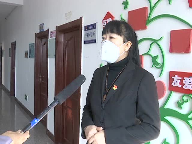 亨利社区党支部书记,社区主任张雪丹