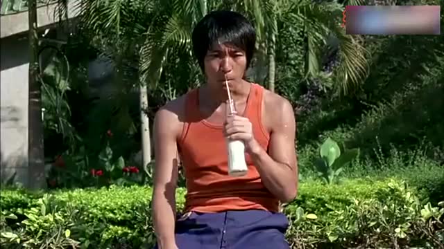 少林足球吴孟达看星爷大力金刚腿时的表演太好了,细节很到位