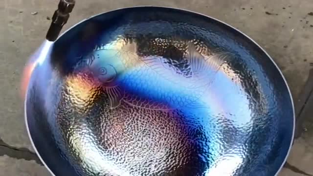 工人用高温烤蓝,进行无涂层防锈,知道这是什么原理吗?