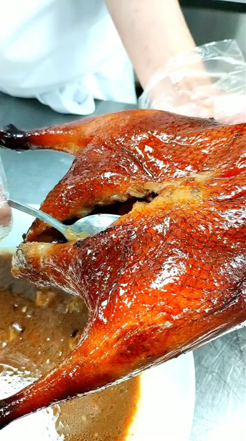 乾坤烧鹅,当然是内有乾坤了